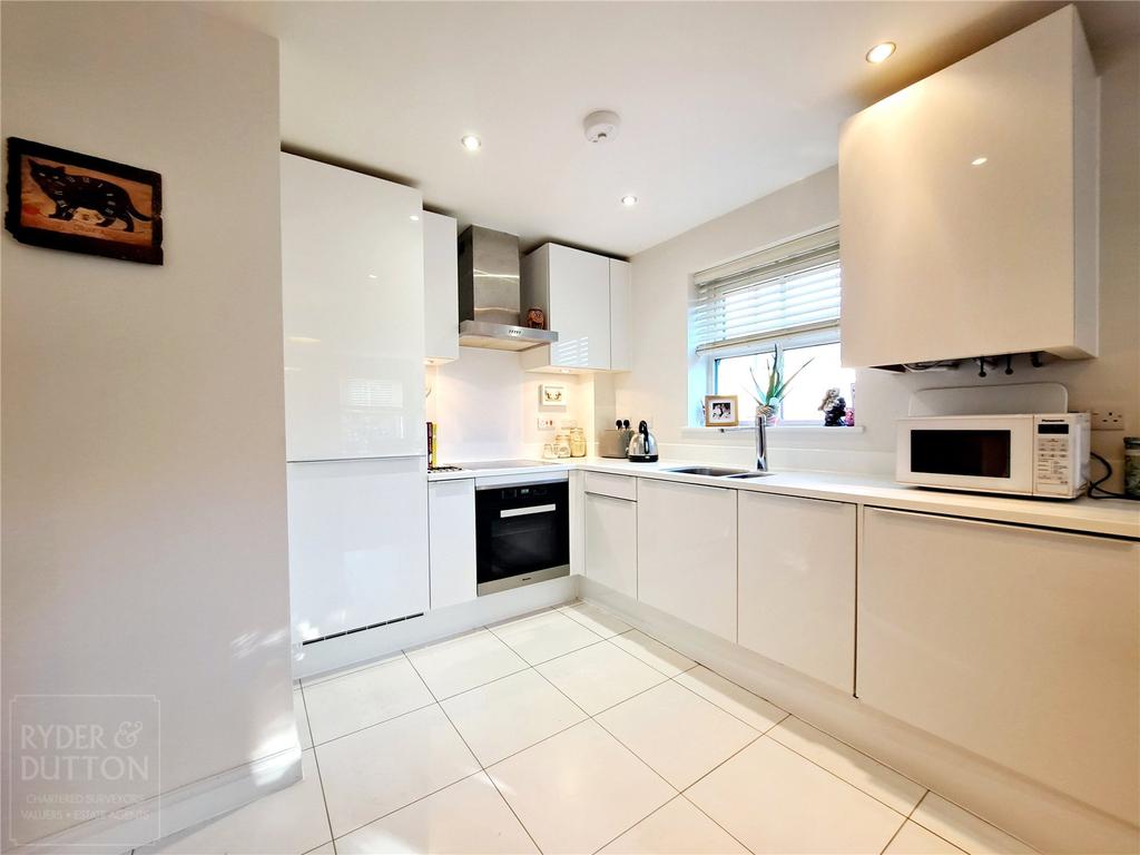 Bowler Way, Greenfield, Saddleworth, OL3 2 bed apartment £900 pcm (£