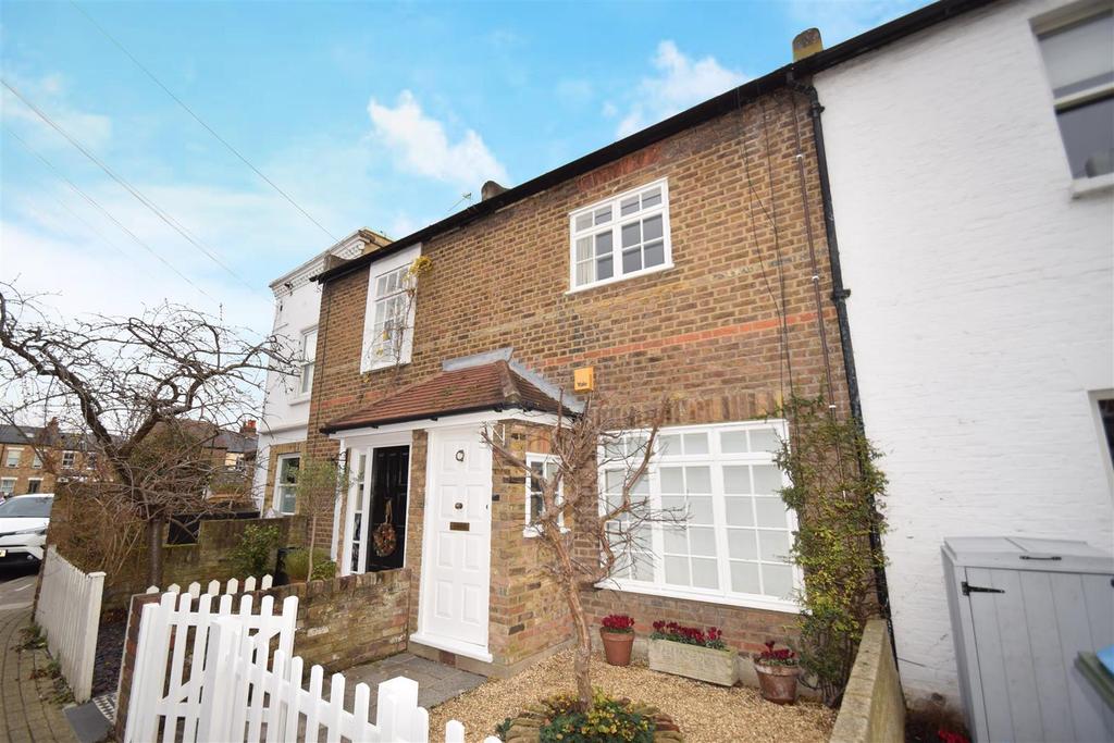St Margarets Grove, St Margarets village 2 bed terraced house £2,595