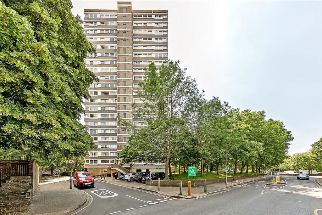 Westbridge Road, London, SW11 1 bed apartment £280,000