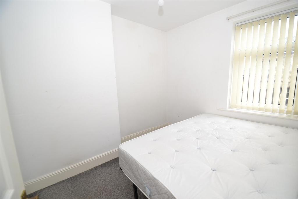 South Parade, Cleckheaton 2 bed terraced house £85,000