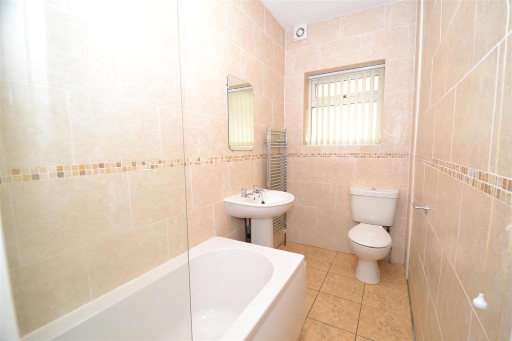 South Parade, Cleckheaton 2 bed terraced house £85,000