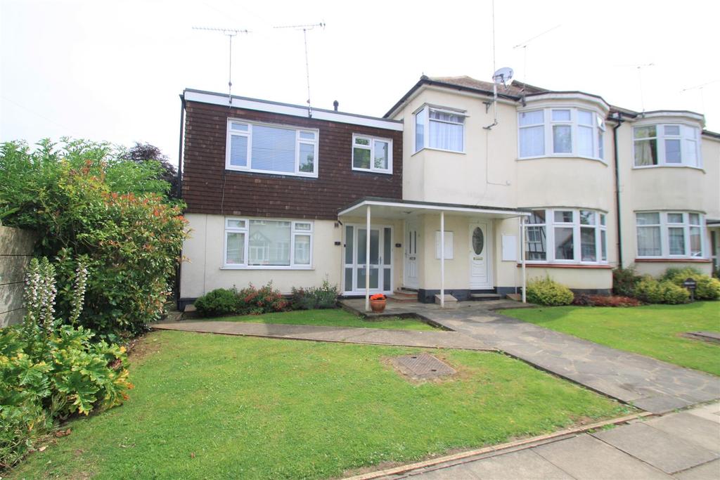 Kingswood Chase, LeighOnSea 2 bed flat £1,150 pcm (£265 pw)