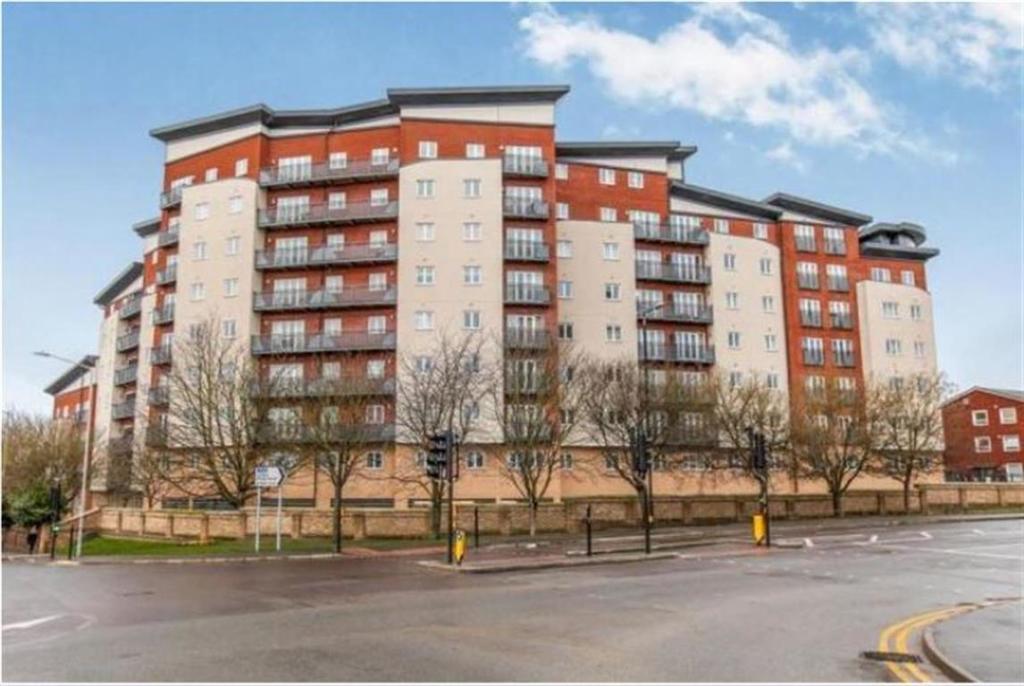 Aspects Court, Slough, Berkshire, SL1 2 bed apartment £60,000