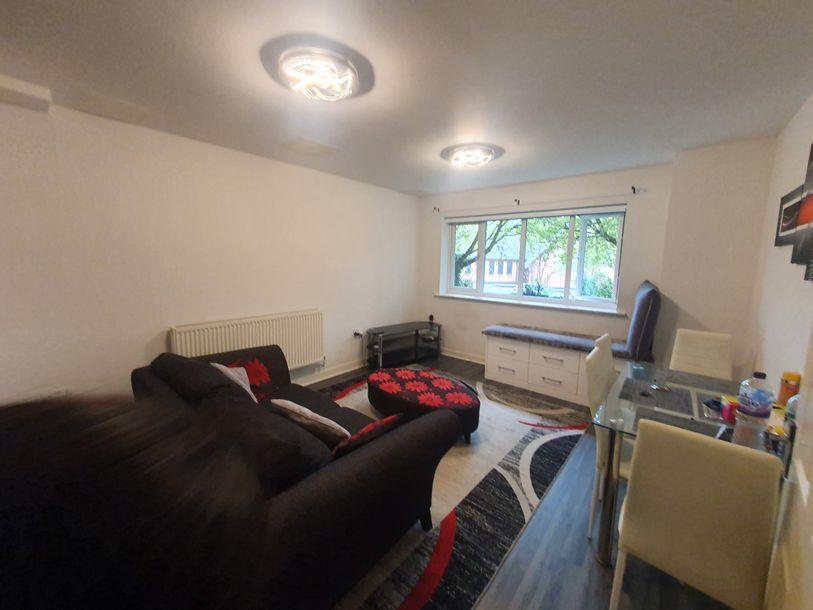 Aspects Court, Slough, Berkshire, SL1 2 bed apartment £60,000