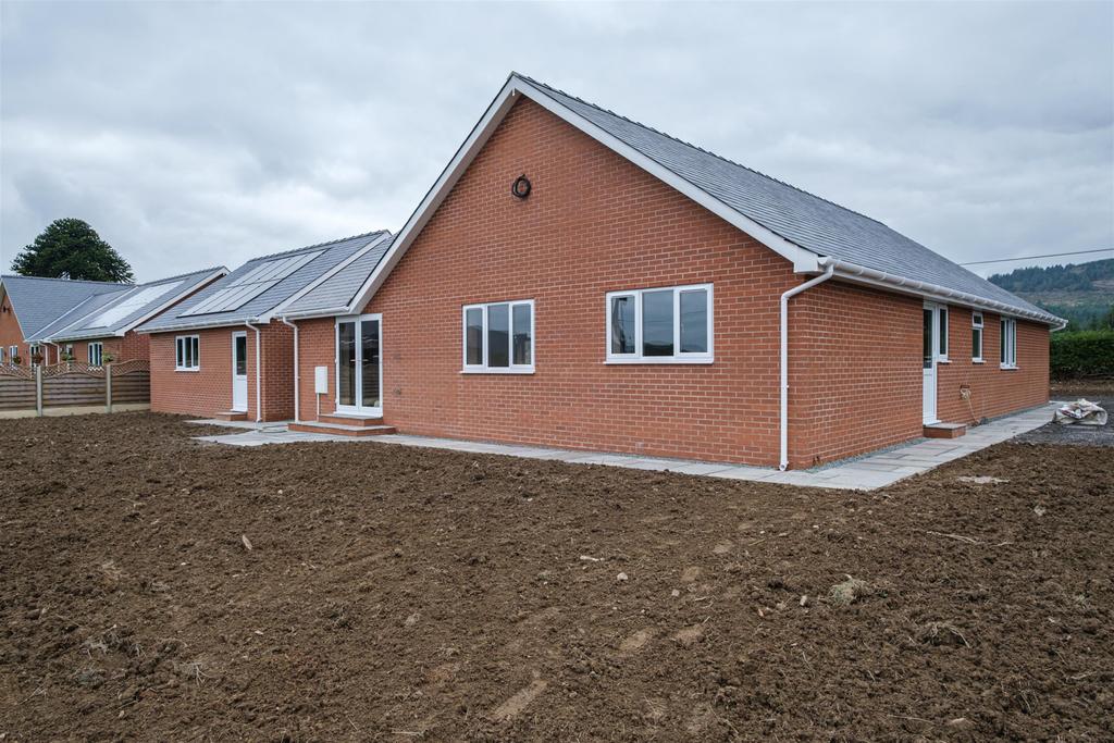 Nant Glas, Llandrindod Wells, LD1 6PD 4 bed detached bungalow £380,000