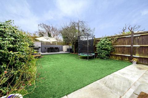 5 Summer Gardens, East Molesey, KT8 9LT
