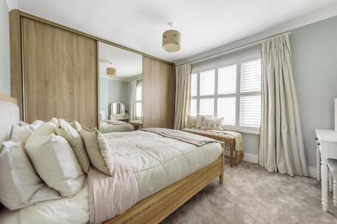 5 Summer Gardens, East Molesey, KT8 9LT