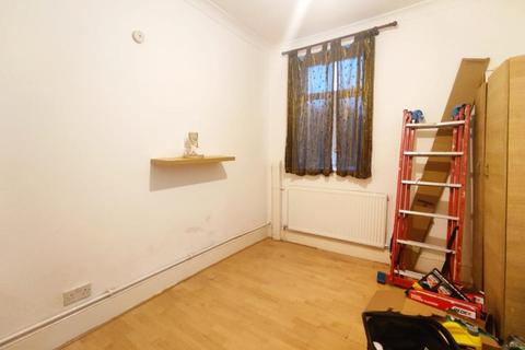 1 bedroom in a house share to rent - Chippendale Street,London
