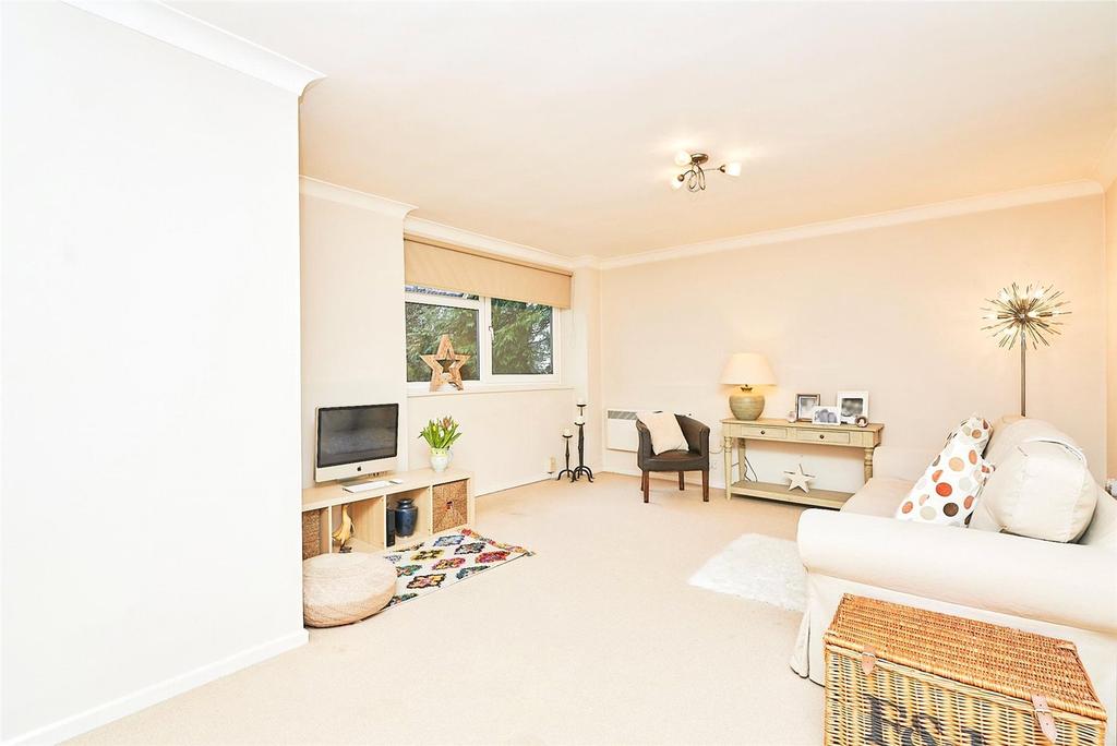 Castleview Road, Weybridge, Surrey, KT13 1 bed apartment £275,000