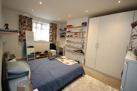3 bedroom flat to rent, Edgware HA8