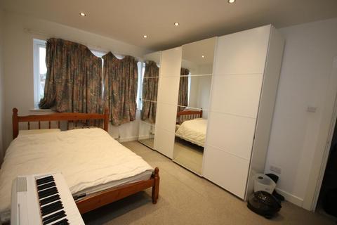3 bedroom flat to rent, Edgware HA8