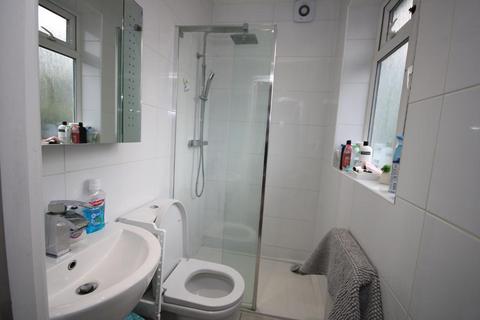 3 bedroom flat to rent, Edgware HA8