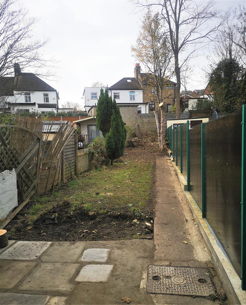 Battle Road, Erith DA8 2 bed terraced house £1,200 pcm (£277 pw)