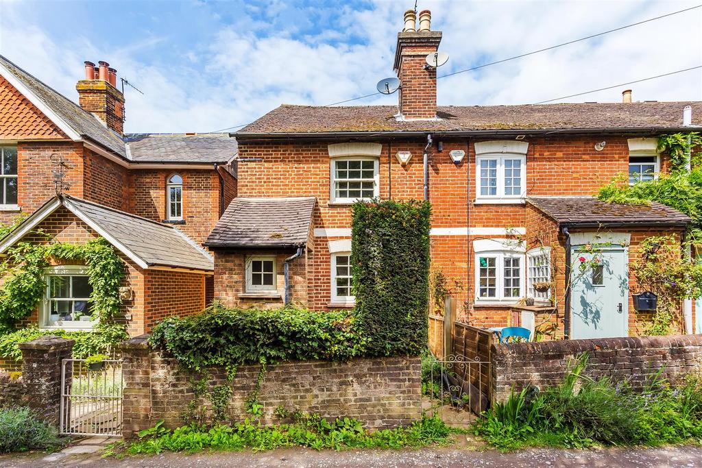 The Common, Shalford, Guildford 2 bed end of terrace house £1,695 pcm