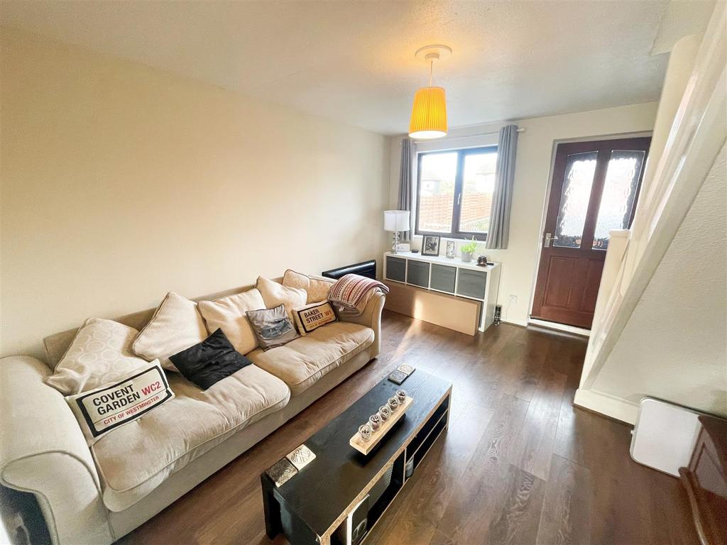 Field Lane, Greenleys, Milton Keynes 2 bed terraced house £950 pcm (£