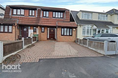 27a Homeway, Romford, RM3 0HD