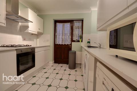 27a Homeway, Romford, RM3 0HD