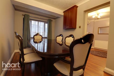27a Homeway, Romford, RM3 0HD