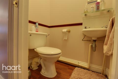 27a Homeway, Romford, RM3 0HD