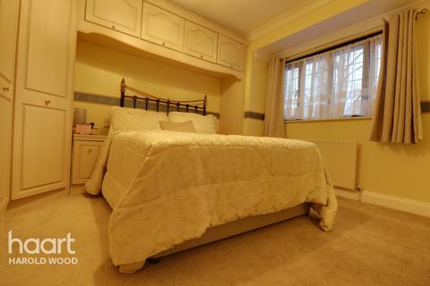 27a Homeway, Romford, RM3 0HD