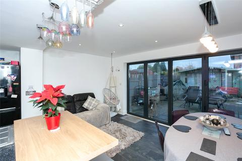 4 bedroom end of terrace house for sale - Coates Way, Watford, Hertfordshire, WD25