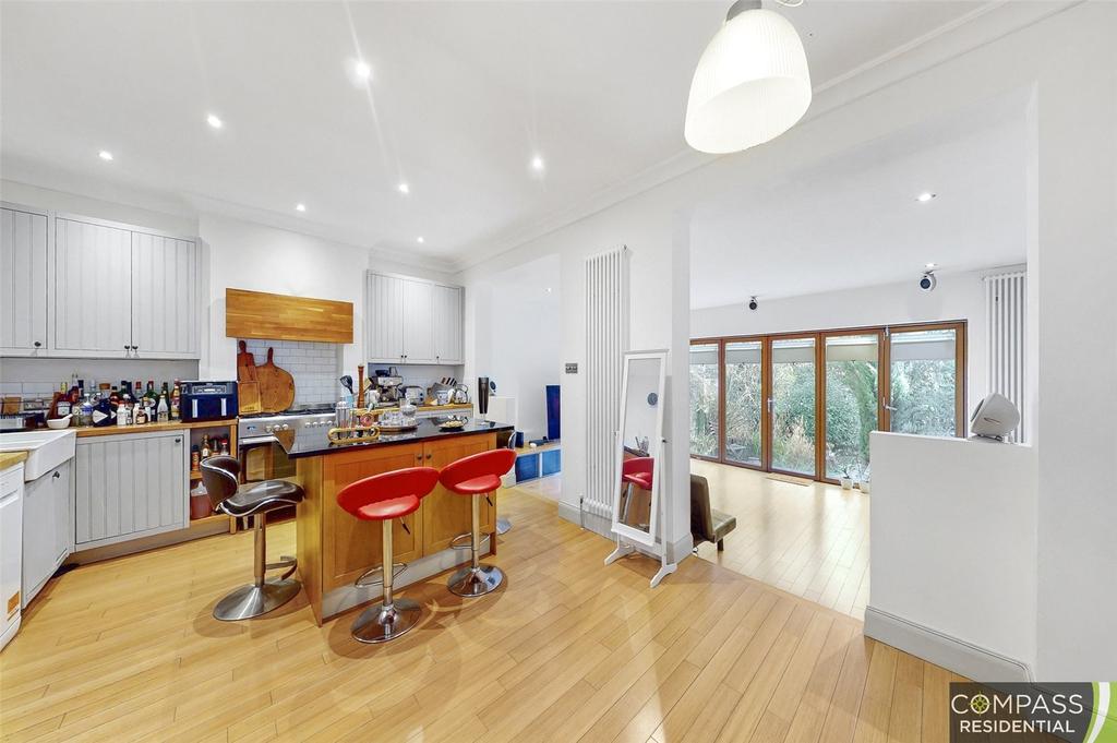Longland Drive, Totteridge, N20 4 bed semidetached house £999,999