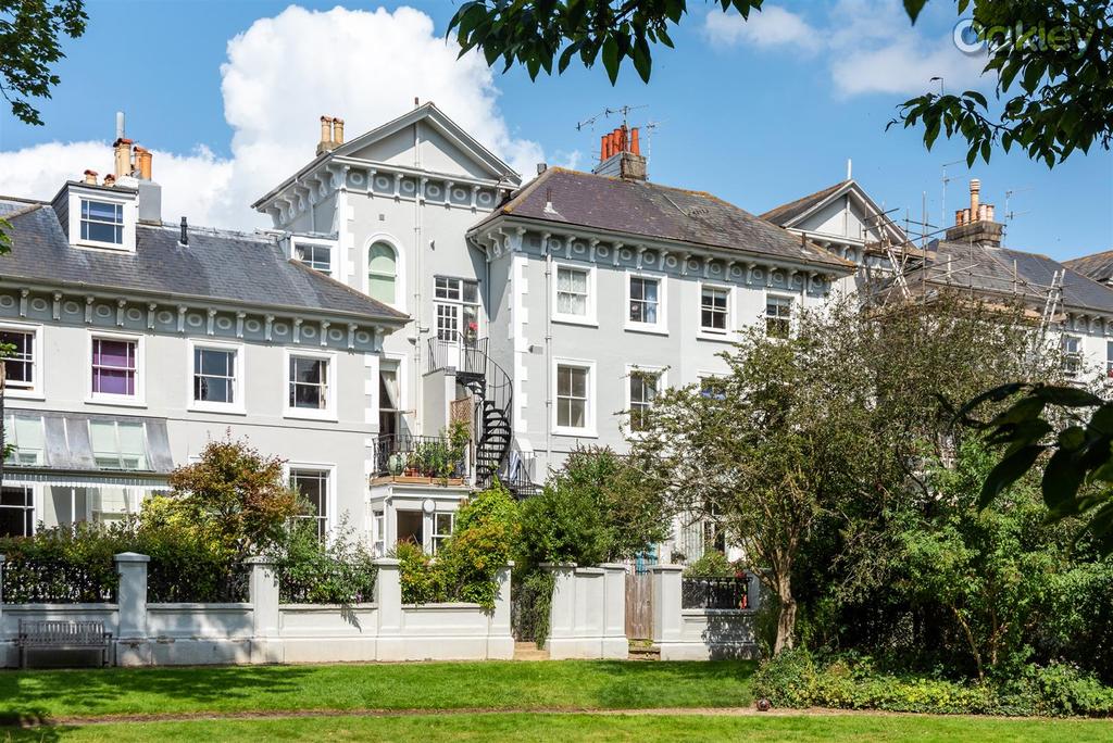 Park Crescent, Brighton 2 bed flat £375,000