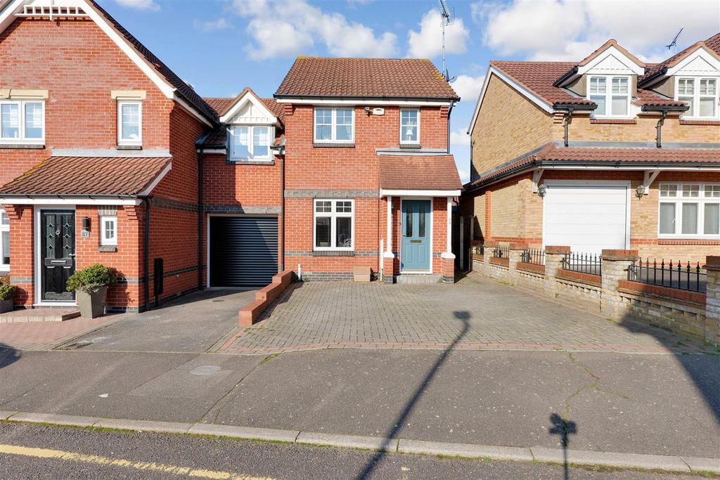 Kestrel Grove, Rayleigh, SS6 2 bed semidetached house £350,000