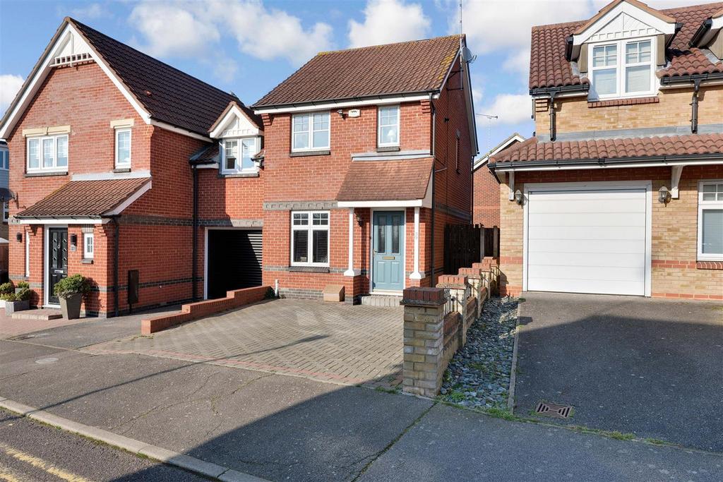 Kestrel Grove, Rayleigh, SS6 2 bed semidetached house £350,000