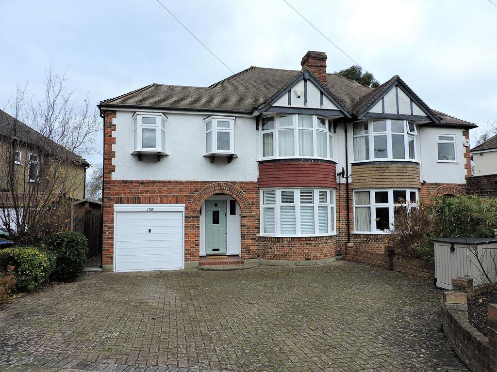 The Manor Drive, Worcester Park, KT4 3 bed semidetached house £2,300