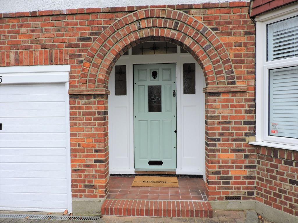 The Manor Drive, Worcester Park, KT4 3 bed semidetached house £2,300