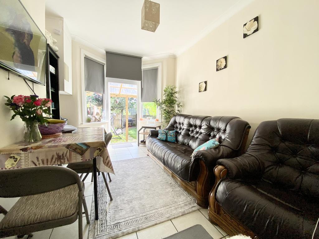 Woodside Gardens, London N17 5 bed terraced house £2,600 pcm (£600 pw)