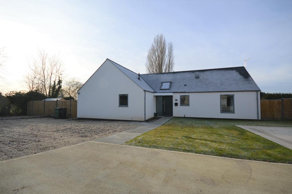 Clockhouse Way, Braintree, CM7 3 bed detached bungalow £395,000