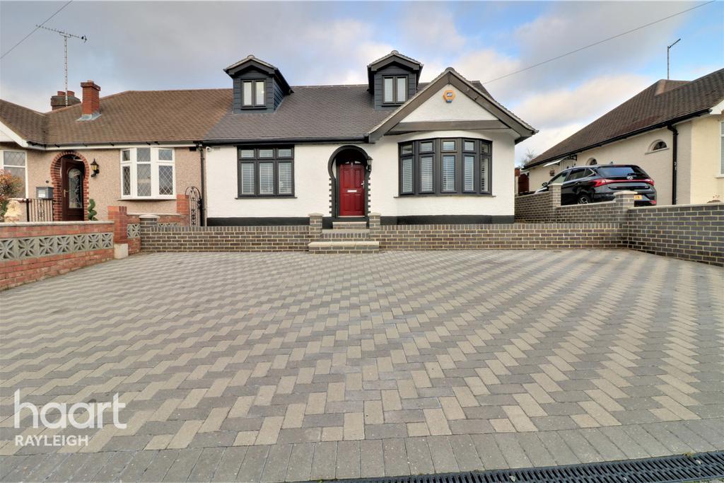 Roach Avenue, Rayleigh 5 bed chalet £450,000