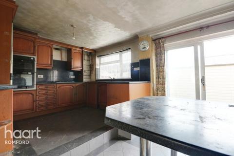 2 Dunton Road, Romford, RM1 4AH