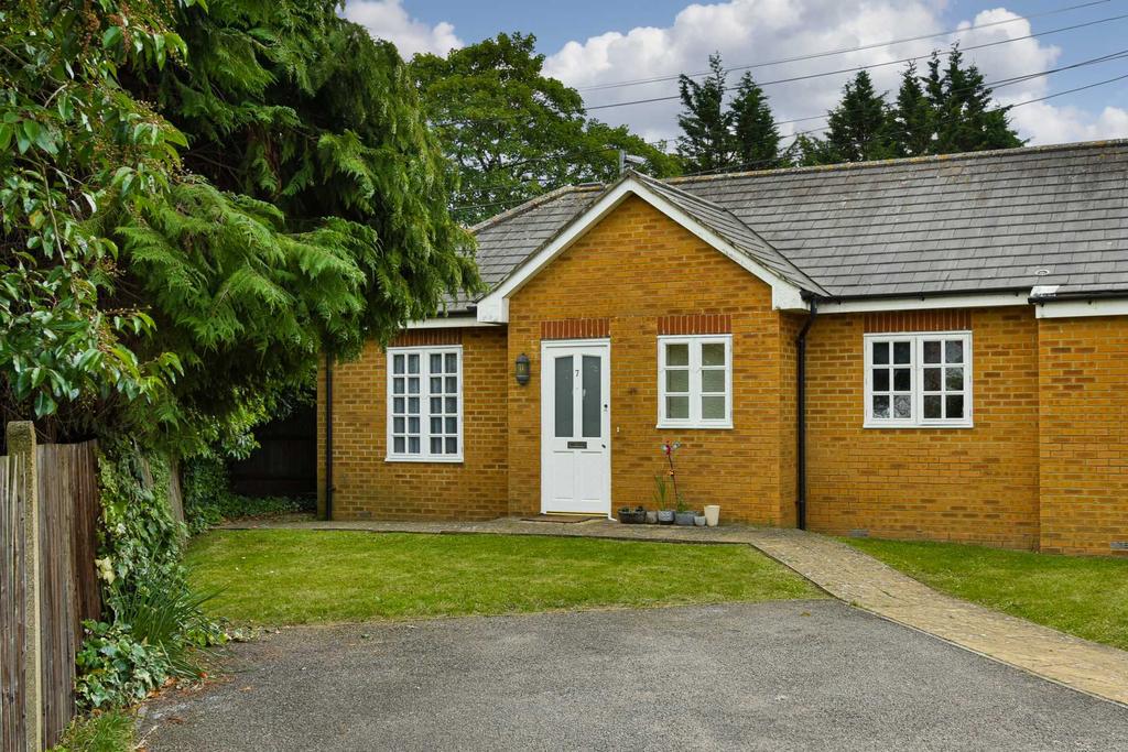 Elizabeth Court, West Ewell 1 bed bungalow £1,200 pcm (£277 pw)