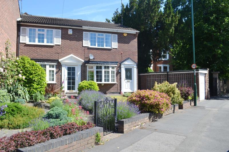 Redcliffe Road, Nottingham NG3 5BW 2 bed semidetached house £880 pcm (£203 pw)