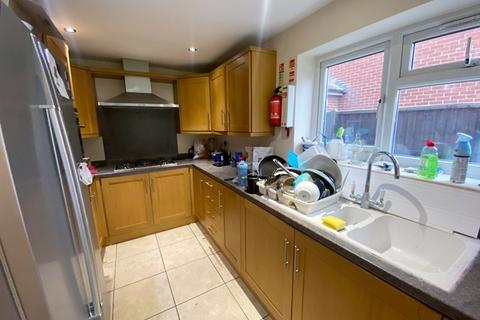 1 bedroom in a house share to rent - Robinson Road, Colliers Wood, London, SW17