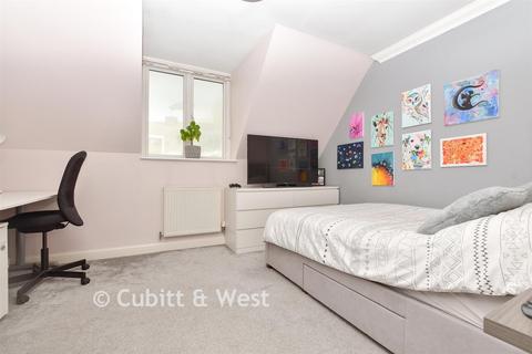 8 Wingfield Court, Banstead, SM7 2GD