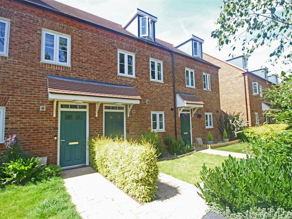 Shelley Drive, Broadbridge Heath RH12 3 bed townhouse £1,650 pcm (£