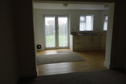 4 bedroom semi-detached house to rent - Crystal Avenue, Hornchurch RM12
