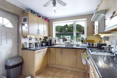 4 bedroom semi-detached house to rent - Town Lane, Stanwell, Staines-upon-Thames, Surrey, TW19
