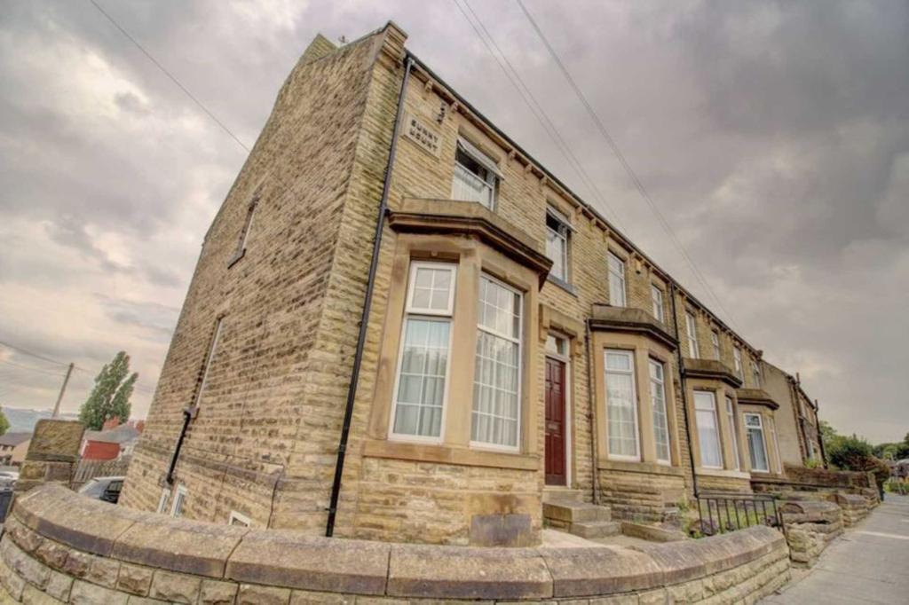 Boothroyd Lane, Dewsbury 4 bed end of terrace house £224,000