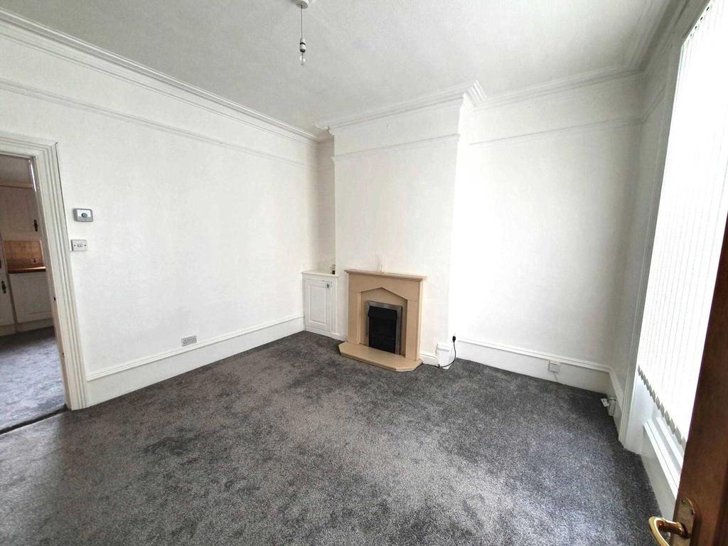 Huddersfield Road, Ravensthorpe 3 bed terraced house £750 pcm (£173 pw)