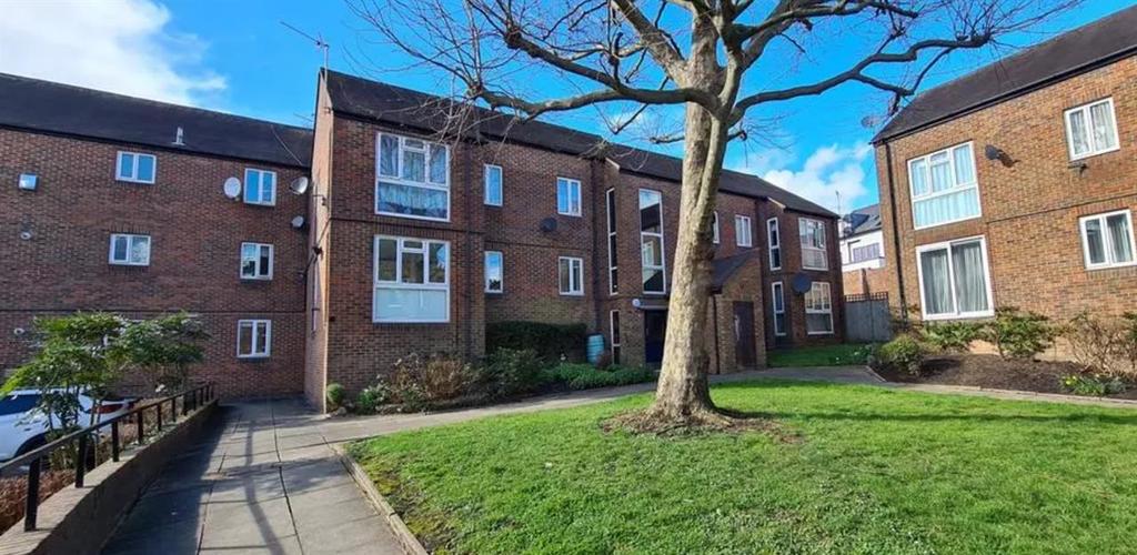 Diploma Court, East Finchley, N2 3 bed apartment £480,000