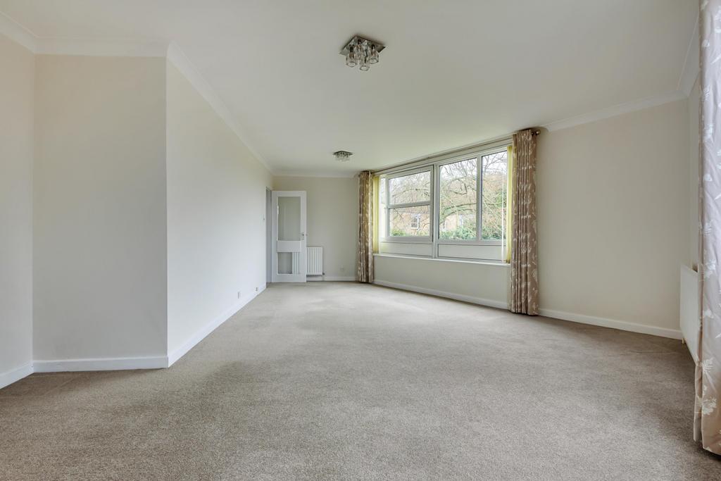 Heathside, Weybridge, KT13 2 bed flat £1,500 pcm (£346 pw)