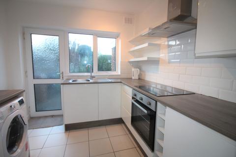 3 bedroom end of terrace house to rent, Muswell Close, Solihull, B91