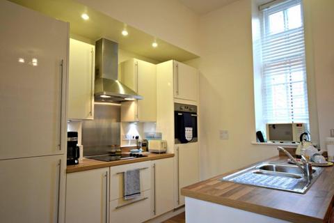 2 bedroom flat to rent, Longley Road