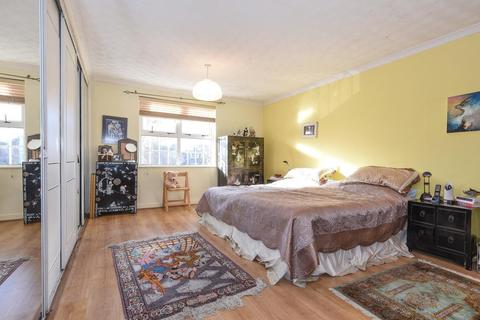 5 Cotswold Close, Kingston Upon Thames, KT2 7JN