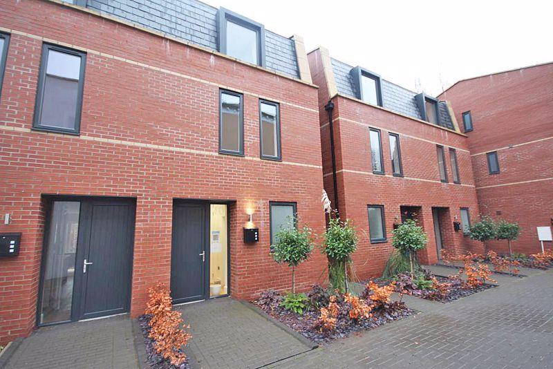 10 THE CURVE, WELHOLME AVENUE, GRIMSBY 4 bed semidetached house